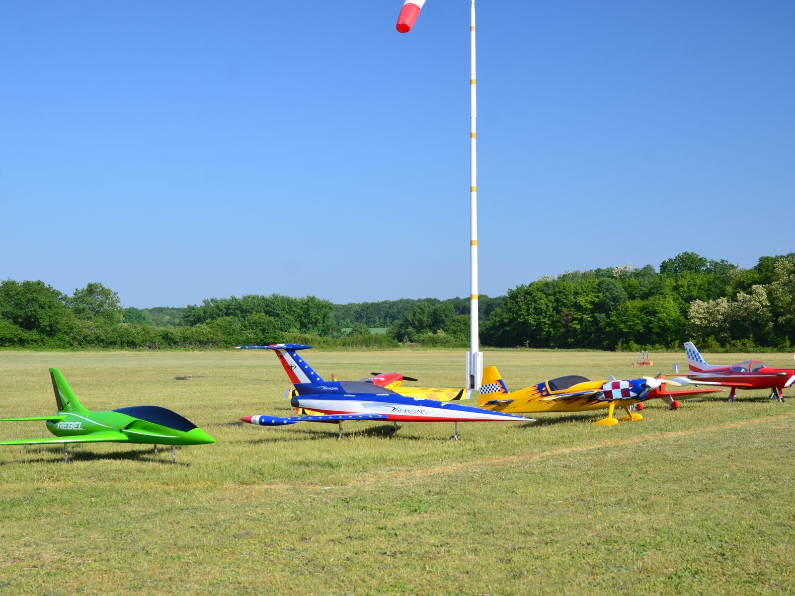 Modèles alignés sur la piste d’Ingré